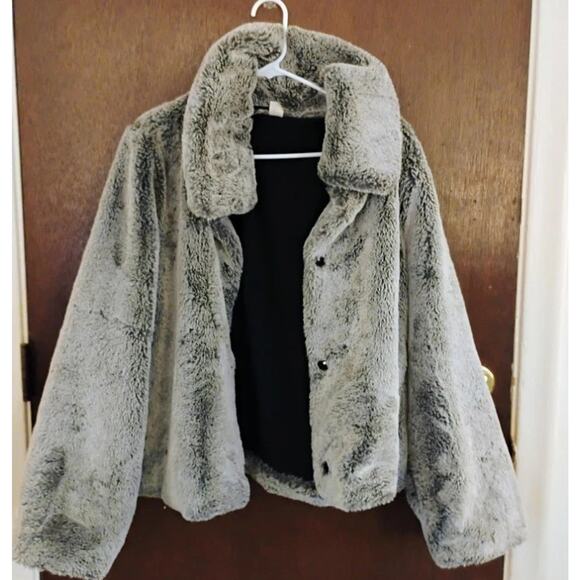 Soft Gray Large Faux Fur Snap Up Jacket.Baggy. Hip Hop. NYC. Trendy. 90s. Y2K. - Picture 8 of 13